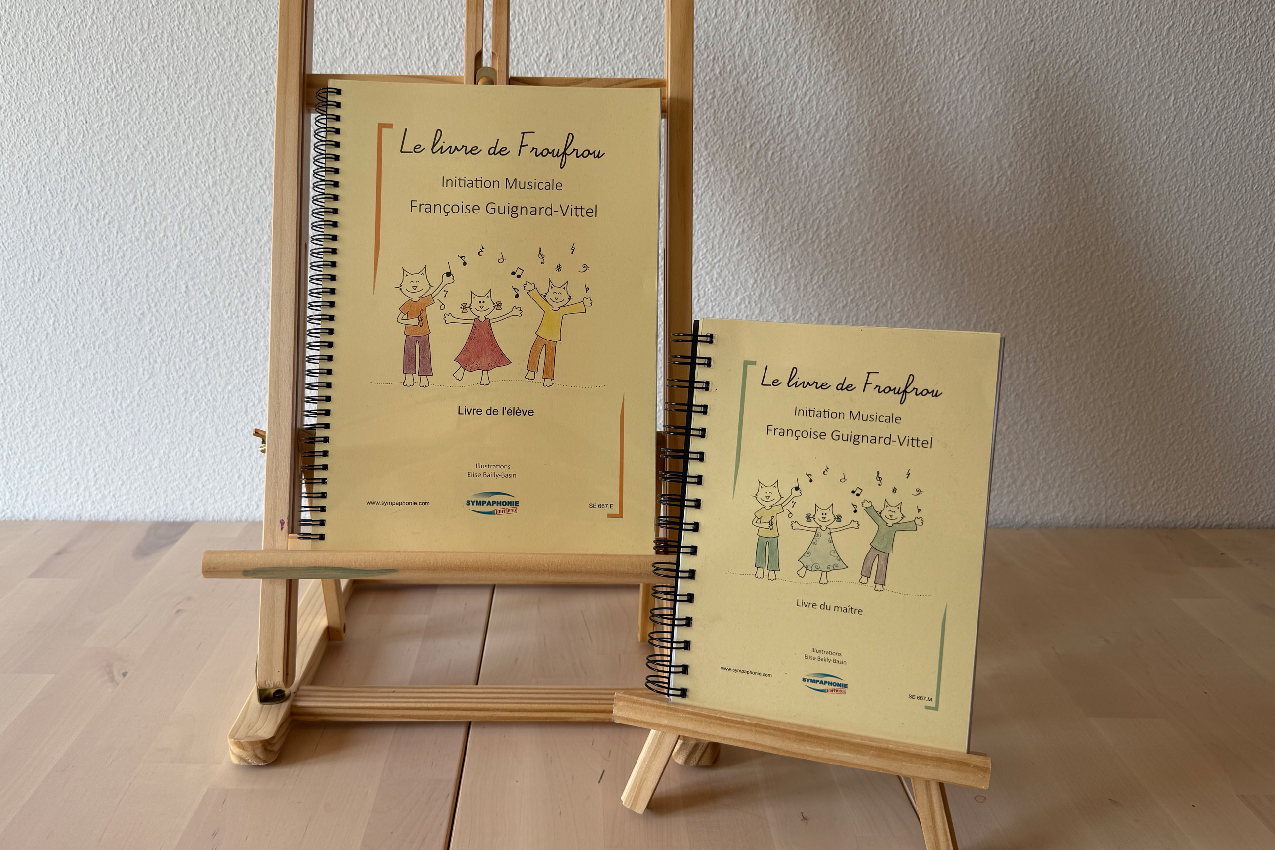 deux livres, "le livre de froufrou": livre du maître, livre de l'élève - présentés sur des chevalets