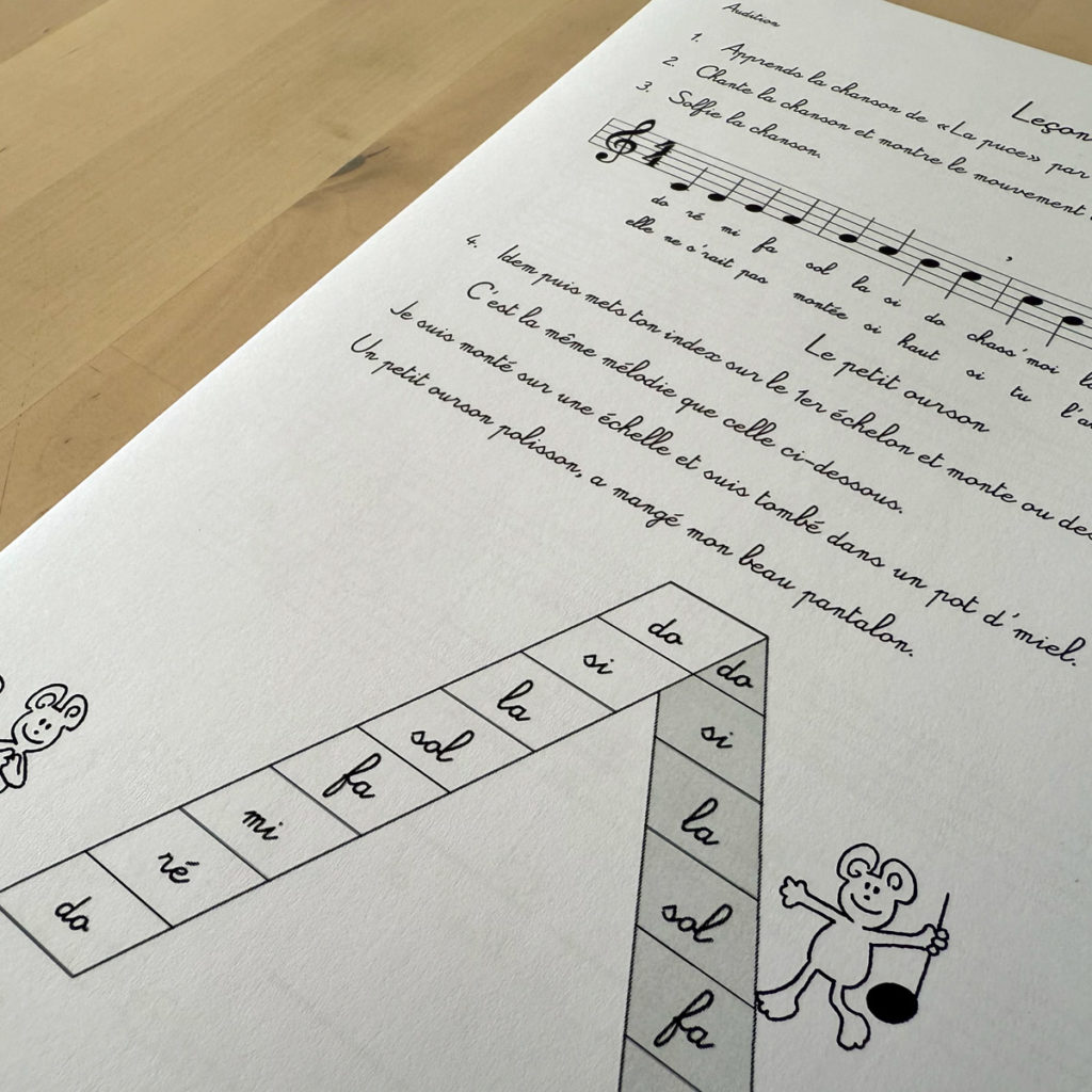 livre de musique: leçon pour enfant, illustration de petite souris