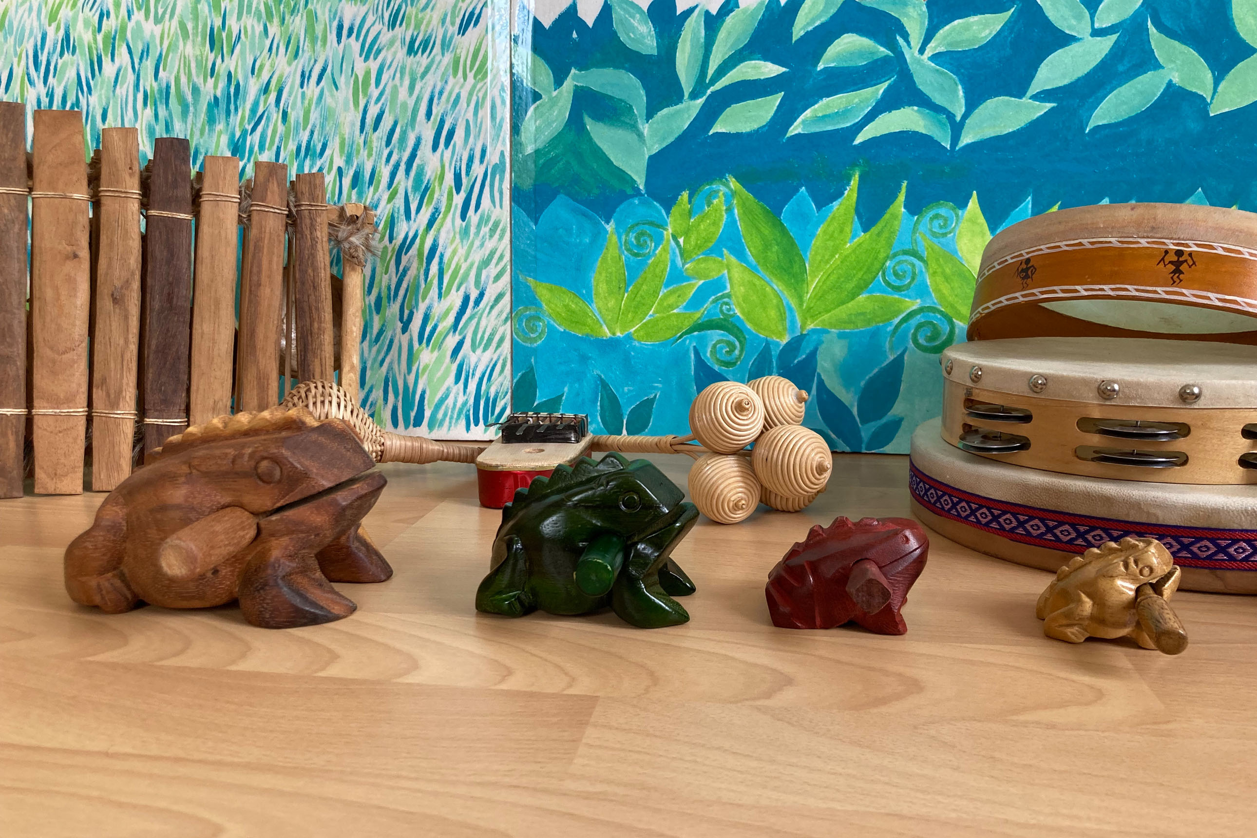 instruments de musique : tambourins, balafon, 4 guiro-grenouilles