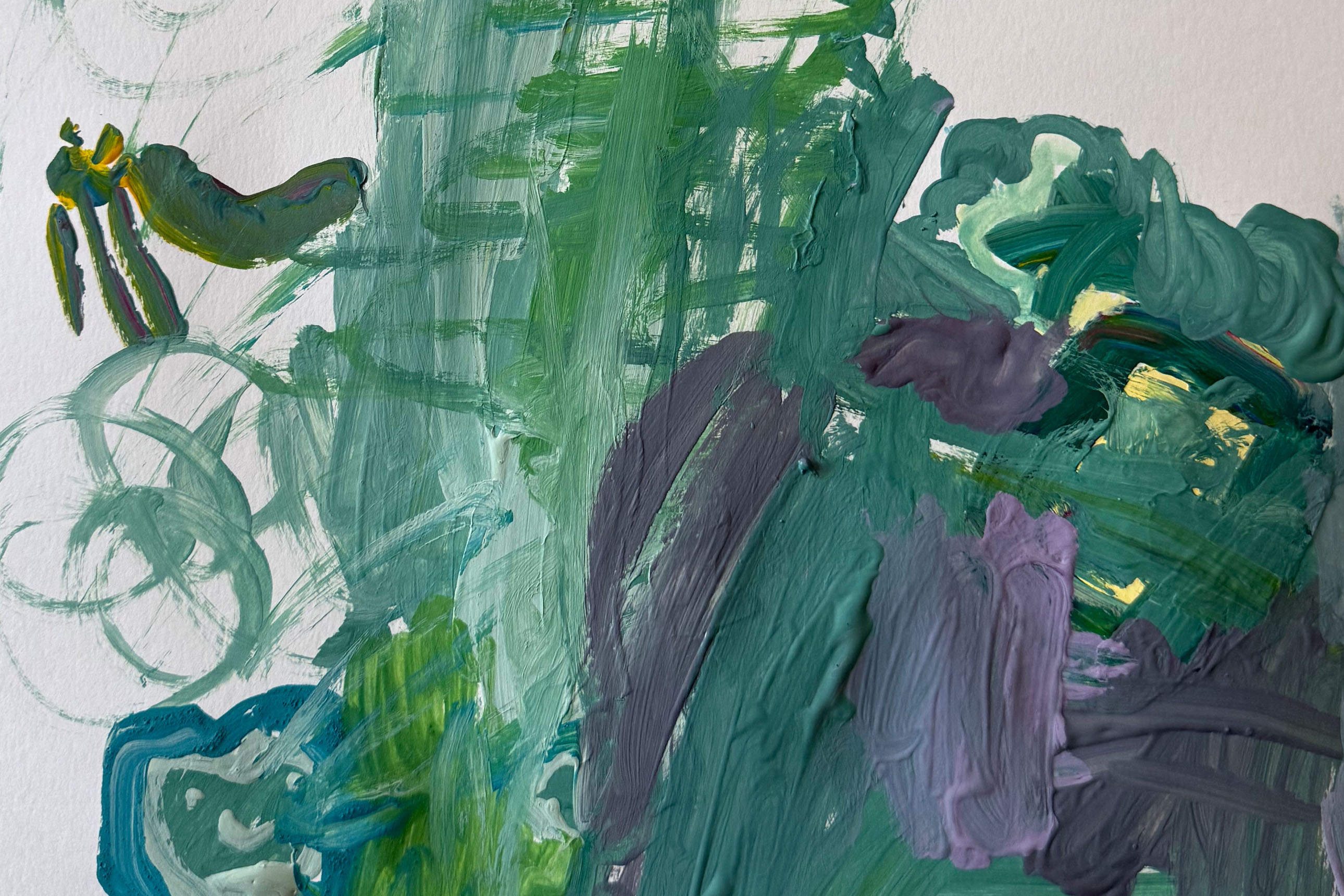 peinture réalisée par un enfant: traces de peinture vertes et violettes