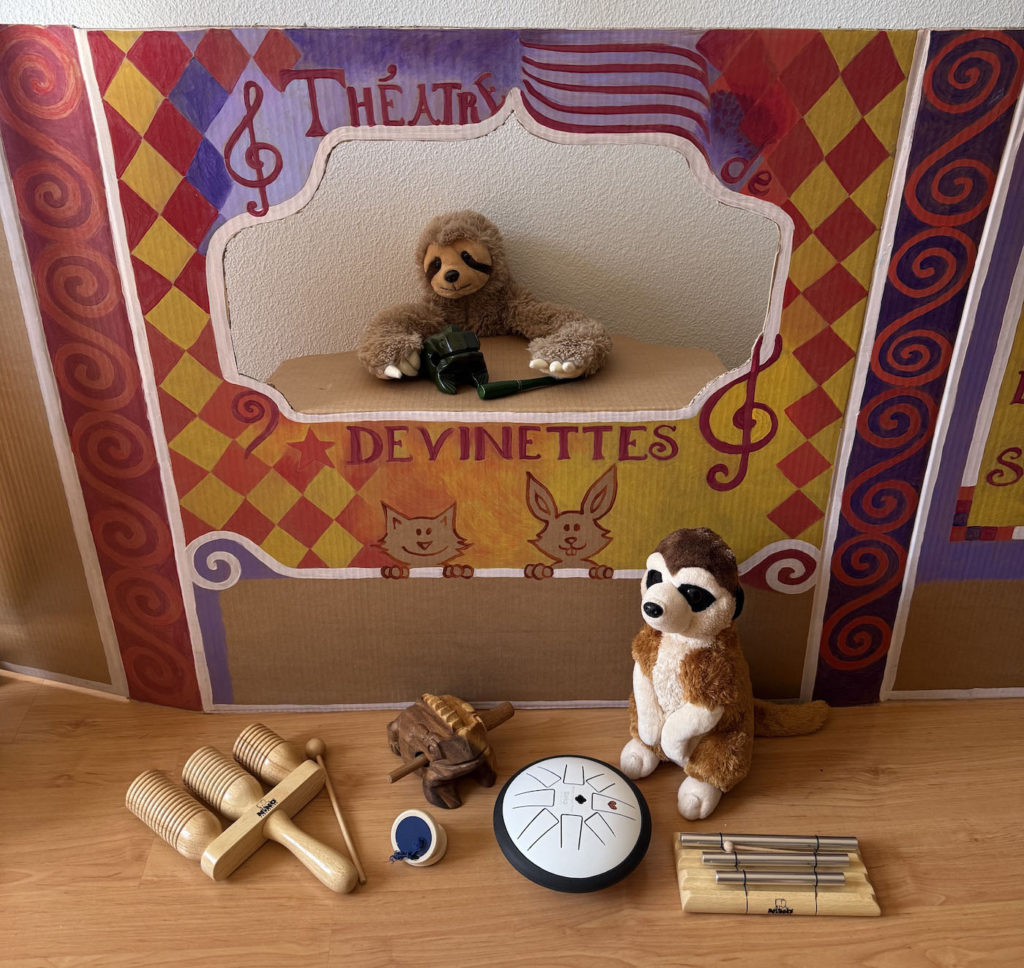 théâtre de devinettes, peluches, instruments de musique
