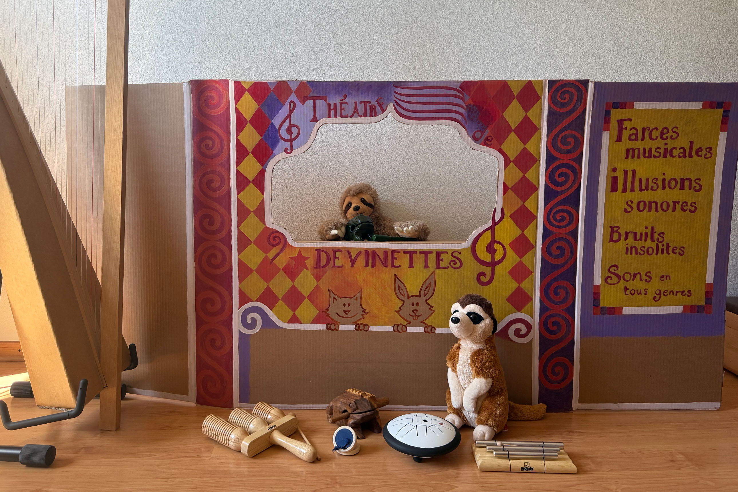 théâtre de devinettes, peluches, instruments de musique