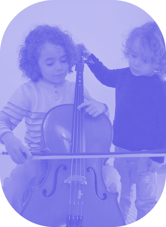 deux petits garçons dont un joue du violoncelle